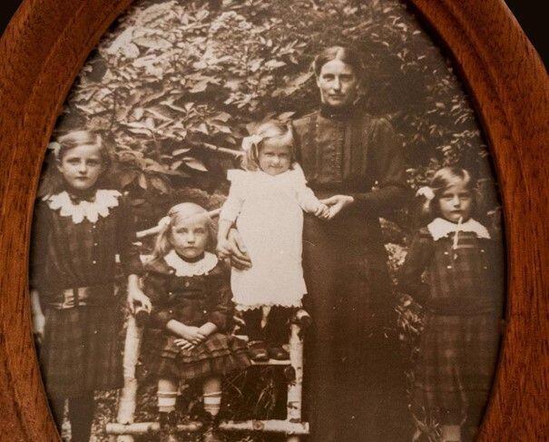 Erdings erste Badefrau: Katharina Heimberger, hier mit ihren Töchtern Anna, Therese, Katharina und Maria (v. l.). © privat/Repro: Peter Gebel