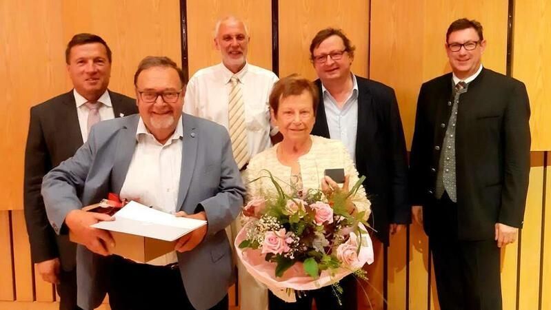 Ehrung für zwei Urgesteine der Baugenossenschadt: Herbert Lindmayer und Eva Kolenda (vorn) mit (v. l.): OB Max Gotz, Aufsichtsratschef Peter Helmprecht, Stefan Roth vom Landesverband und Landrat Martin Bayerstorfer.